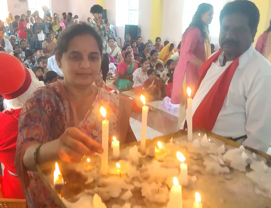 ಬಾಗೇಪಲ್ಲಿ ಪಟ್ಟಣದ ಚರ್ಚ್‍ನಲ್ಲಿ ಮಹಿಳೆಯೊಬ್ಬರು ಯೇಸು ಶಿಲುಬೆ ಮುಂದೆ ಮೊಂಬತ್ತಿ ಹಚ್ಚಿ ಪ್ರಾರ್ಥಿಸುತ್ತಿರುವುದು.