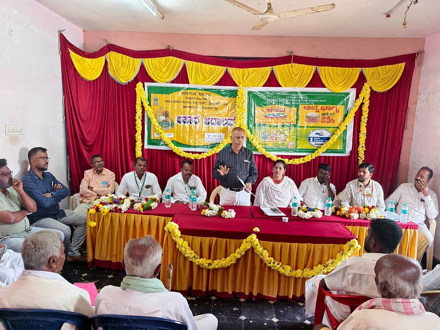 ಪಾವಗಡ ತಾಲ್ಲೂಕು ನಿಡಗಲ್ ಹೋಬಳಿ ವಿ.ಎಚ್ ಪಾಳ್ಯದ ಸಮುದಾಯ ಭವನದಲ್ಲಿ ಆಹಾರ ಅದಾಲತ್ ನಡೆಯಿತು