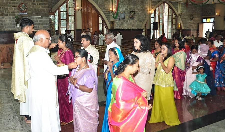 ಮಂಡ್ಯ ನಗರದ ಎಂ.ಸಿ. ರಸ್ತೆಯಲ್ಲಿರುವ ಸಂತ ಜೋಸೆಫರ ದೇವಾಲಯದಲ್ಲಿ ಕ್ರಿಸ್ಮಸ್ ಹಬ್ಬದ ಅಂಗವಾಗಿ ಸಭಾ ಪಾಲಕರು ಚರ್ಚ್ಗೆ ಆಗಮಿಸಿದ ಜನರಿಗೆ ಸಿಹಿ ವಿತರಿಸಿದರು