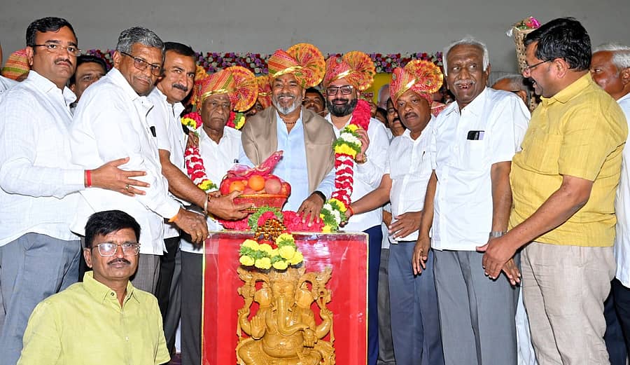 ಹುಕ್ಕೇರಿ ವಿಶ್ವರಾಜ ಭವನದಲ್ಲಿ ಬಿಡಿಸಿಸಿ ಬ್ಯಾಂಕ್ ನಿರ್ದೇಶಕರಾಗಿ 9ನೇ ಬಾರಿಗೆ ಆಯ್ಕೆಯಾದ ರಮೇಶ ಕತ್ತಿ ಅವರನ್ನು ತಾಲ್ಲೂಕಿನ ಪಿಕೆಪಿಎಸ್ ಸಂಘಗಳ ಪರವಾಗಿ ಗುರುವಾರ ಸತ್ಕರಿಸಲಾಯಿತು