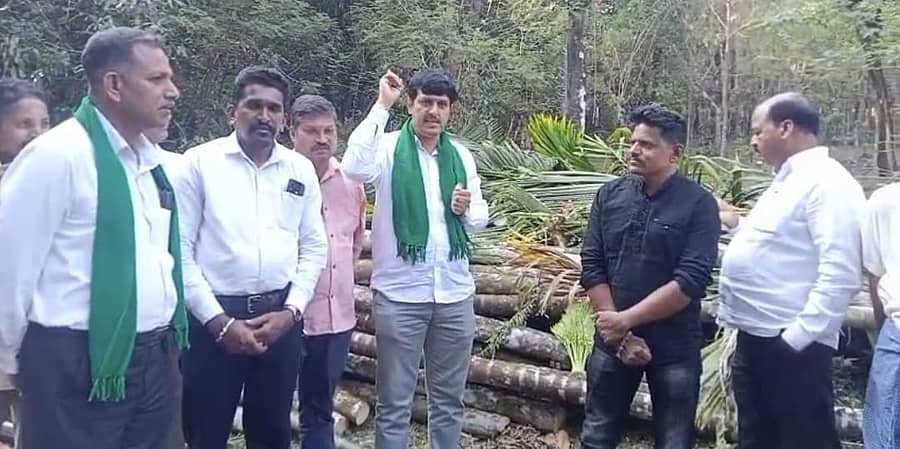 ಸಿದ್ದಾಪುರ ತಾಲ್ಲೂಕಿನ ಗೋಳಿಕೈನಲ್ಲಿ ಅರಣ್ಯ ಇಲಾಖೆ ಅತಿಕ್ರಮಣ ತೆರವಿಗೆ ಅಡಿಕೆ ಮರಗಳನ್ನು ಕಡಿದ ಸ್ಥಳಕ್ಕೆ ಭೇಟಿ ನೀಡಿದ ಅನಂತಮೂರ್ತಿ ಹೆಗಡೆ ಮಾತನಾಡಿದರು