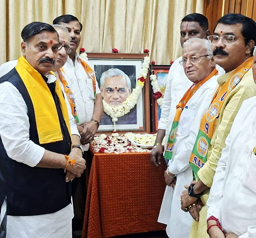 ಬಾಗಲಕೋಟೆ ಬಿಜೆಪಿ ಕಚೇರಿಯಲ್ಲಿ ಗುರುವಾರ ನಡೆದ ಅಟಲ್ ಬಿಹಾರಿ ವಾಜಪೇಯಿ ಜಯಂತಿ ಕಾರ್ಯಕ್ರಮದಲ್ಲಿ ವಾಜಪೇಯಿ ಭಾವಚಿತ್ರಕ್ಕೆ ಗೌರವ ಸಲ್ಲಿಸಲಾಯಿತು