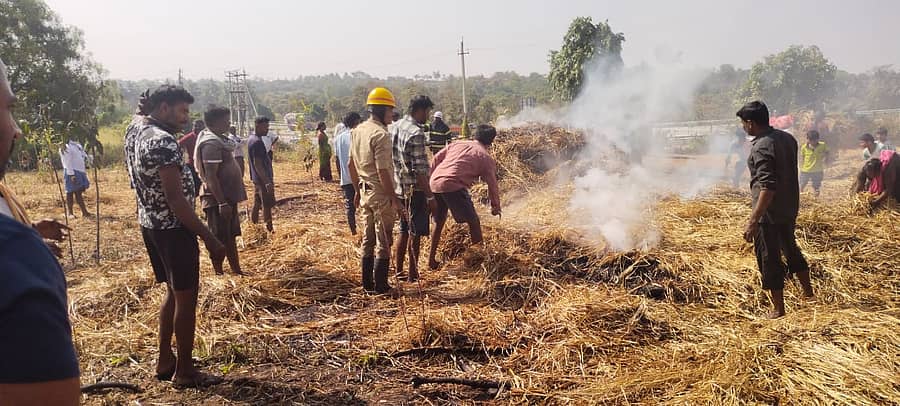 ರಾಮನಗರ ತಾಲ್ಲೂಕಿನ ಜಯಪುರ ಗೊಲ್ಲರದೊಡ್ಡಿಯಲ್ಲಿ ರಾಗಿ ಮೆದೆಗೆ ಕಿಡಿಗೇಡಿಗಳು ಬೆಂಕಿ ಹಚ್ಚಿದ್ದು, ಸ್ಥಳಕ್ಕೆ ಬಂದ ಅಗ್ನಿಶಾಮಕ ಸಿಬ್ಬಂದಿ ಬೆಂಕಿ ನಂದಿಸುವ ಕಾರ್ಯಾಚರಣೆ ಕೈಗೊಂಡರು