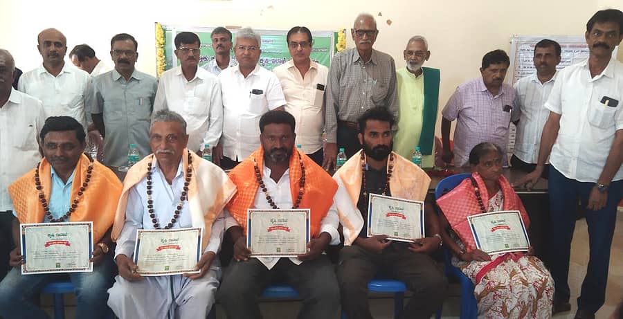 <div class="paragraphs"><p>ನರಸಿಂಹರಾಜಪುರದ ಕೃಷಿ ಇಲಾಖೆಯಲ್ಲಿ ಬುಧವಾರ ನಡೆದ ರಾಷ್ಟ್ರೀಯ ರೈತ ದಿನಾಚರಣೆಯಲ್ಲಿ ಜಿಲ್ಲಾ ಮಟ್ಟದ ಭತ್ತದ ಬೆಳೆಯಲ್ಲಿ ವಿಜೇತರಾದ ರೈತರನ್ನು ಸನ್ಮಾನಿಸಲಾಯಿತು</p></div>