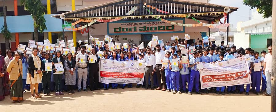 ಚಿಂತಾಮಣಿ ತಾಲ್ಲೂಕಿನ ಕೈವಾರದ ಅಂಬೇಡ್ಕರ್‌ ಪ್ರೌಢಶಾಲೆಯಲ್ಲಿ ಆಯೋಜಿಸಿದ್ದ ಬಾಲ್ಯ ವಿವಾಹ ಮತ್ತು ಪೋಕ್ಸೊ ಕಾಯ್ದೆ ಅರಿವು ಕಾರ್ಯಕ್ರಮದಲ್ಲಿ ಭಾಗವಹಿಸಿದ್ದ ಗಣ್ಯರು ಮತ್ತು ವಿದ್ಯಾರ್ಥಿಗಳು