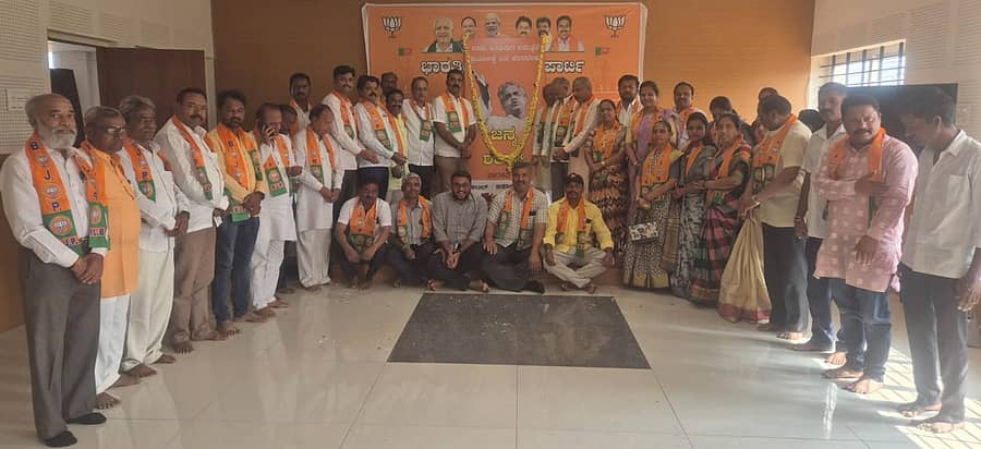 ಗದಗ ಜಿಲ್ಲಾ ಬಿಜೆಪಿ ಕಾರ್ಯಾಲಯದಲ್ಲಿ ಗುರುವಾರ ಮಾಜಿ ಪ್ರಧಾನಿ ಅಟಲ್ ಬಿಹಾರಿ ವಾಜಪೇಯಿ ಅವರ ಜನ್ಮದಿನಾಚರಣೆ ಆಚರಿಸಲಾಯಿತು