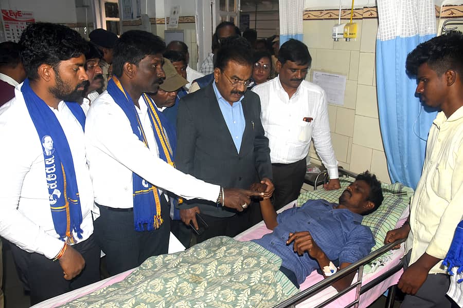 ಹುಬ್ಬಳ್ಳಿ ತಾಲ್ಲೂಕಿನ ಇನಾಂ ವೀರಾಪುರ ಗ್ರಾಮದಲ್ಲಿ ದೌರ್ಜನ್ಯಕ್ಕೆ ಒಳಗಾದ ಸಂತ್ರಸ್ತ ಕುಟುಂಬದವರನ್ನು ರಾಜ್ಯ ಅನುಸೂಚಿತ ಜಾತಿಗಳು‌ ಹಾಗೂ ಅನುಸೂಚಿತ ಬುಡಕಟ್ಟುಗಳ ಆಯೋಗದ ಅಧ್ಯಕ್ಷ ಡಾ.ಎಲ್.ಮೂರ್ತಿ ಅವರು ನಗರದ ವಿವೇಕಾನಂದ ಆಸ್ಪತ್ರೆಯಲ್ಲಿ ಗುರುವಾರ ಭೇಟಿ ಮಾಡಿ, ಆರೋಗ್ಯ ವಿಚಾರಿಸಿದರು