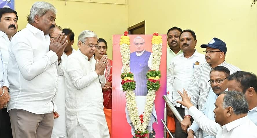 ಚಿತ್ರದುರ್ಗದ ರೋಟರಿ ಬಾಲಭವನದಲ್ಲಿ ಹಮ್ಮಿಕೊಂಡಿದ್ದ ‘ಅಟಲ್ ವಿರಾಸತ್’ ಕಾರ್ಯಕ್ರಮದಲ್ಲಿ ವಾಜಪೇಯಿ ಭಾವಚಿತ್ರಕ್ಕೆ ಸಂಸದ ಗೋವಿಂದ ಕಾರಜೋಳ ನಮಿಸಿದರು