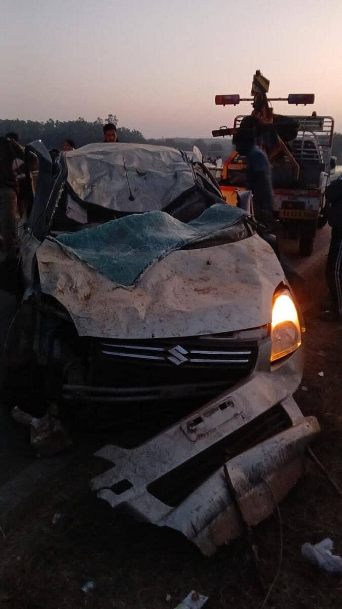 <div class="paragraphs"><p>ಮೂಗ್ತಿಹಳ್ಳಿ ಬಳಿ ಗದ್ದೆಗೆ ಪಲ್ಟಿಯಾಗಿ ನುಜ್ಜುಗುಜ್ಜಾಗಿರುವ ಕಾರು</p></div>