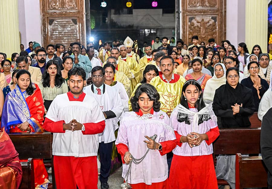 <div class="paragraphs"><p>ಕ್ರಿಸ್ಮಸ್ ನಿಮಿತ್ತ ಬುಧವಾರ ರಾತ್ರಿ ಕಲಬುರಗಿಯ ಸೇಂಟ್ ಮೇರಿ ಚರ್ಚ್ನಲ್ಲಿ ಕ್ರೈಸ್ತರು ವಿಶೇಷ ಪ್ರಾರ್ಥನೆ ಸಲ್ಲಿಸಿದರುಪ್ರಜಾವಾಣಿ ಚಿತ್ರ:ತಾಜುದ್ದೀನ್ ಆಜಾದ್</p></div>