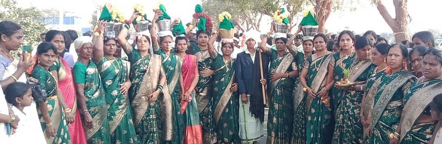 ಚಳ್ಳಕೆರೆ ಕಾಡುಗೊಲ್ಲರ ಆರಾಧ್ಯ ದೈವ ಕ್ಯಾತಪ್ಪನ ಪೂಜಾ ಮರ ಕಡಿಯುವ ಆಚರಣೆಯಲ್ಲಿ ಪೂರ್ಣಕುಂಭದ ಮಹಿಳೆಯರ ಮೆರವಣಿಗೆ