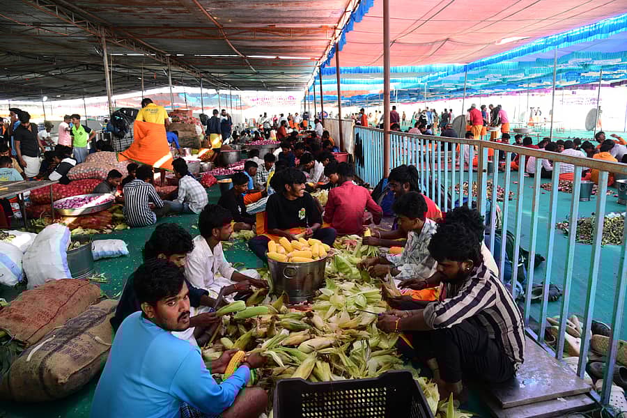 ಶಾಮನೂರು ಶಿವಶಂಕರಪ್ಪ ಅವರ ನುಡಿನಮನ ಕಾರ್ಯಕ್ರಮದ ಅಂಗವಾಗಿ ಆನೆಕೊಂಡದ ಕಾರ್ಯಕ್ರಮ ಸ್ಥಳದಲ್ಲಿ ಊಟಕ್ಕೆ ಗುರುವಾರ ಸಿದ್ಧತೆ ನಡೆಯಿತು