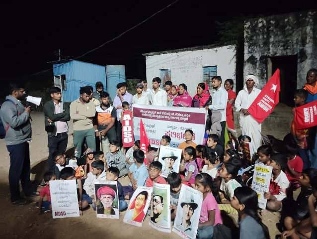 ವಡಗೇರಾ ತಾಲ್ಲೂಕಿನ ನಾಯ್ಕಲ್ ತಾಂಡಾ ( ಭವಾನಿ ನಗರ) ದಲ್ಲಿ ಕೆಪಿಎಸ್ - ಮ್ಯಾಗ್ನೆಟ್ ಶಾಲೆಗೆ ಸರ್ಕಾರಿ ಕಿರಿಯ ಪ್ರಾಥಮಿಕ ಶಾಲೆಯನ್ನು ವಿಲೀನ ಮಾಡುವ ಶಿಕ್ಷಣ ಇಲಾಖೆಯನಿರ್ದಾರವನ್ನು ಖಂಡಿಸಿ ಎಐಡಿಎಸ್ಓ ನೇತೃತ್ವದಲ್ಲಿ ವಿದ್ಯಾರ್ಥಿಗಳು ಪೋಷಕರು ಪ್ರತಿಭಟನೆ ನಡೆಸಿದರು.