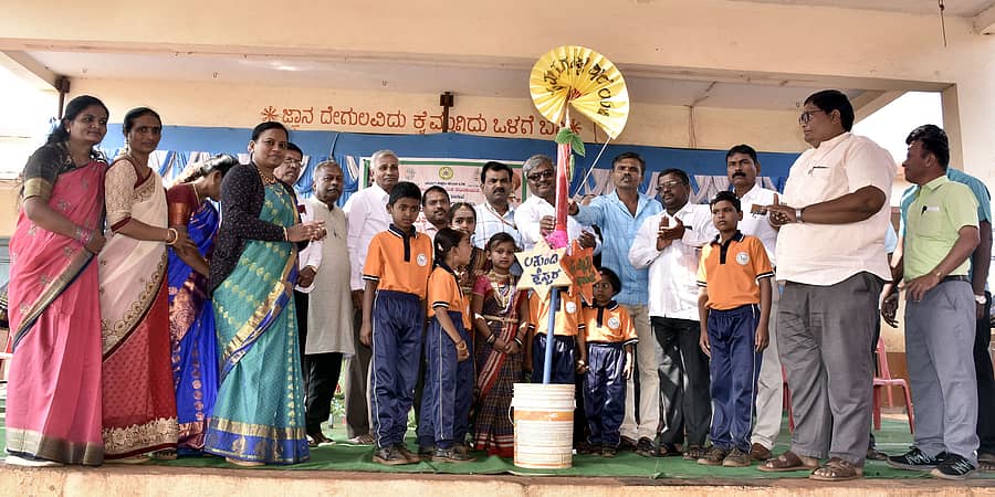 ಲಕ್ಕುಂಡಿ ಕ್ಲಸ್ಟರ್‌ ಮಟ್ಟದ ಪ್ರತಿಭಾ ಕಾರಂಜಿ ಹಾಗೂ ಕಲೋತ್ಸವ ಸ್ಪರ್ಧಾ ಕಾರ್ಯಕ್ರಮವನ್ನು ಗ್ರಾಮ ಪಂಚಾಯಿತಿ ಅಧ್ಯಕ್ಷ ಕೆ.ಎಸ್.ಪೂಜಾರ ಉದ್ಘಾಟಿಸಿದರು

