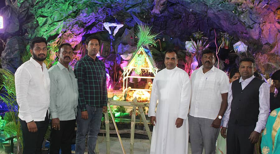 ಆನೇಕಲ್ನ ಸಂತ ಜೋಸೆಫ್ ಚರ್ಚ್ನಲ್ಲಿ ಕ್ರಿಸ್ಮಸ್ ಹಬ್ಬದ ಪ್ರಯುಕ್ತ ನಿರ್ಮಿಸಿದ್ದ ಗೋದುಲಿಗೆ ಚರ್ಚ್ನ ಫಾದರ್ ಶಾಂತರಾಜು ಥಾಮಸ್ ಪೂಜೆ ಸಲ್ಲಿಸಿದರು