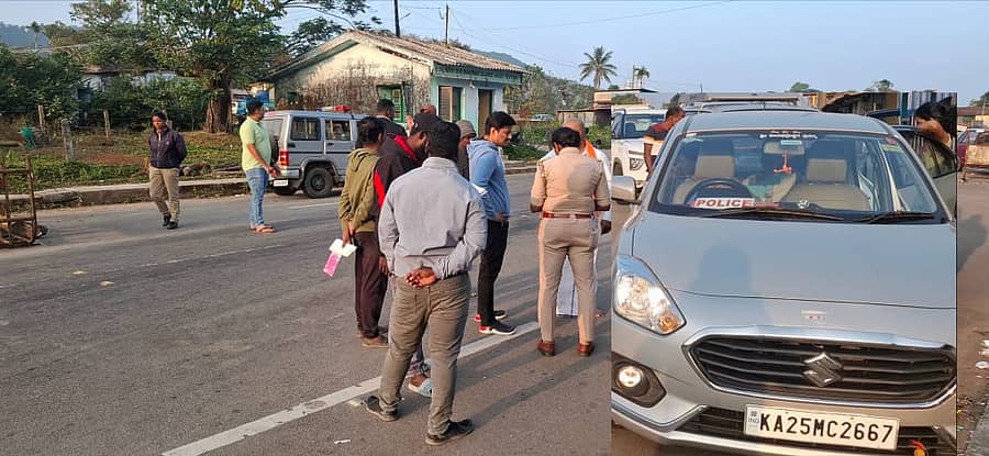 ಮೂಡಿಗೆರೆ ತಾಲ್ಲೂಕಿನ ಕೊಟ್ಟಿಗೆಹಾರದ ಚೆಕ್ಪೋಸ್ಟ್ ಬಳಿ ಪೊಲೀಸ್ ನಾಮಫಲಕ ಹಾಕಿಕೊಂಡು ಸಂಚರಿಸುತ್ತಿದ್ದ ಕಾರನ್ನು ಸ್ಥಳೀಯ ಪೊಲೀಸರು ತಡೆದು ಪರಿಶೀಲನೆ ನಡೆಸಿದರು