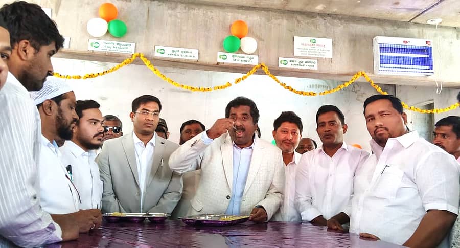 ಸಚಿವ ರಹೀಂ ಖಾನ್‌ ಅವರು ಬೀದರ್‌ನ ಓಲ್ಡ್‌ ಸಿಟಿಯಲ್ಲಿ ಗುರುವಾರ ನೂತನ ಇಂದಿರಾ ಕ್ಯಾಂಟೀನ್‌ ಉದ್ಘಾಟಿಸಿದ ನಂತರ ಉಪಾಹಾರ ಸವಿದರು