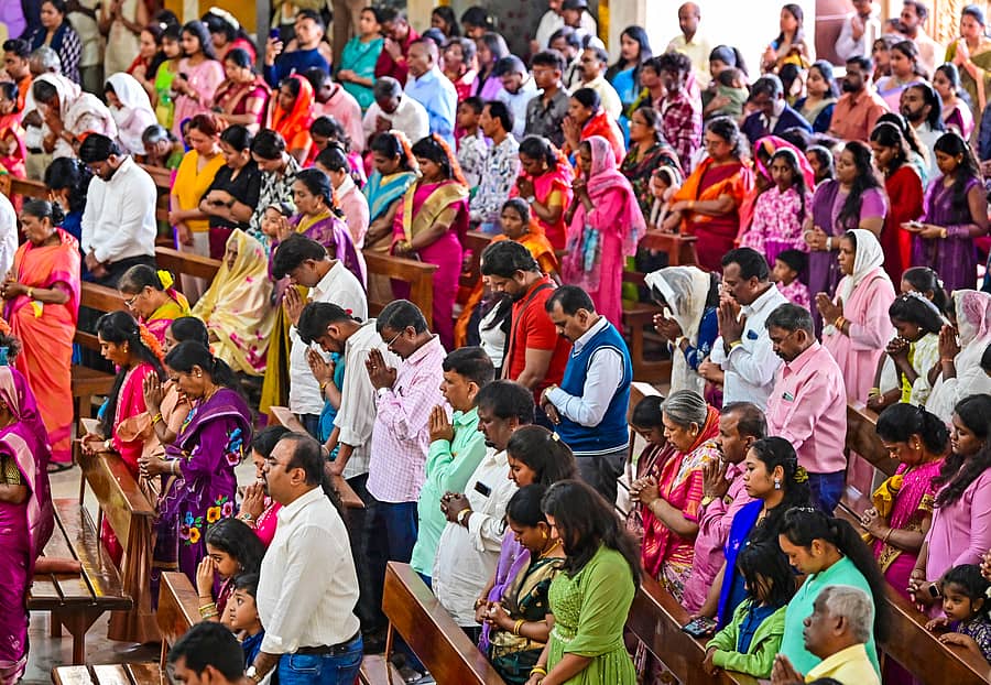 ವಿವೇಕನಗರದ ಇನ್ಫ್ಯಾಂಟ್‌ ಜೀಸಸ್ ಚರ್ಚ್ ಆವರಣದಲ್ಲಿ ಕ್ರೈಸ್ತ ಧರ್ಮೀಯರು ವಿಶೇಷ ಪ್ರಾರ್ಥನೆ ಸಲ್ಲಿಸಿದರು
ಪ್ರಜಾವಾಣಿ: ರಂಜು ಪಿ.