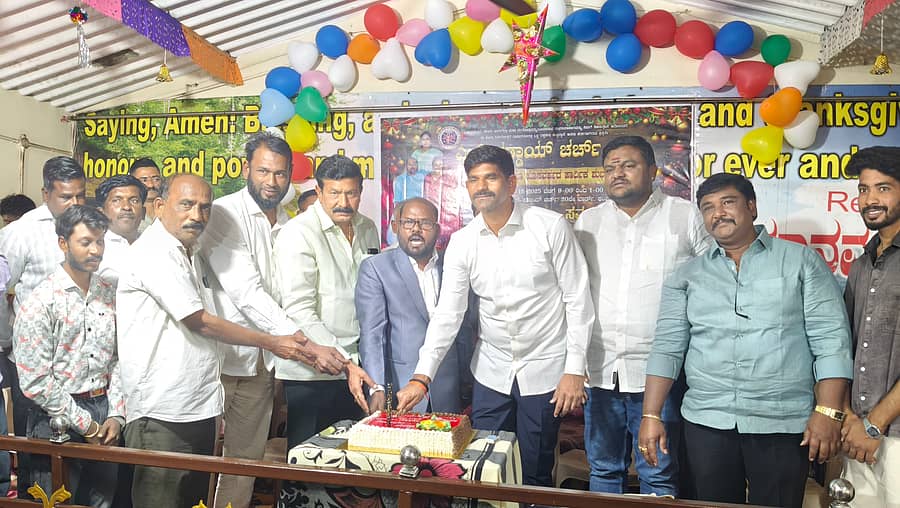  ಕಂಪ್ಲಿಯ ಎಲ್-ಷೆಡ್ಡಾಯ್ ಚರ್ಚ್‌ನಲ್ಲಿ ಶಾಸಕ ಜೆ.ಎನ್. ಗಣೇಶ್ ಕೇಕ್ ಕತ್ತರಿಸಿ ಕ್ರಿಸ್‌ಮಸ್ ಆಚರಣೆಗೆ ಚಾಲನೆ ನೀಡಿದರು