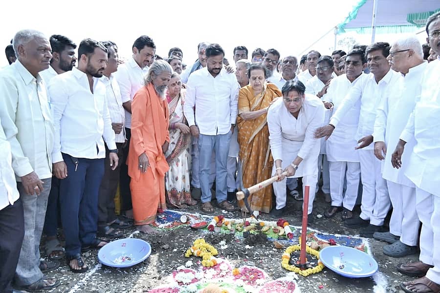 ಜೇವರ್ಗಿ ತಾಲ್ಲೂಕಿನ ಕಟ್ಟಿಸಂಗಾವಿ ಹತ್ತಿರ ಮಾಜಿ ಸಿಎಂ ಧರ್ಮಸಿಂಗ್ ಅವರ ಪುತ್ಥಳಿ ಹಾಗೂ ಮ್ಯೂಸಿಯಂ ಕಟ್ಟಡ ನಿರ್ಮಾಣಕ್ಕೆ ಪ್ರಭಾವತಿ ಧರ್ಮಸಿಂಗ್ ಹಾಗೂ ಡಾ. ಅಜಯ್ ಸಿಂಗ್ ಭೂಮಿ ಪೂಜೆ ನೆರವೇರಿಸಿದರು. ವಿಜಯಸಿಂಗ್ ಇದ್ದರು