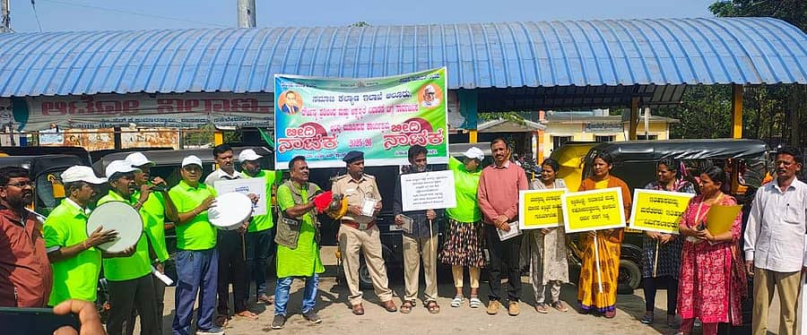 ಆಲೂರು ಬಸ್ ನಿಲ್ದಾಣ ಮುಂದೆ ಕಲಾವಿದ ಬಿ.ಟಿ.ಮಾನವ ತಂಡದಿಂದ ದೌರ್ಜನ್ಯ ಮತ್ತು ಅಸ್ಪೃಶ್ಯತೆ ನಿವಾರಣೆ ಬಗ್ಗೆ ಅರಿವು ಮೂಡಿಸುವ ಬೀದಿನಾಟಕವನ್ನು ಸಮಾಜ ಕಲ್ಯಾಣ ಇಲಾಖೆ ಸಹಾಯಕ ನಿರ್ದೇಶಕ ಕೌಸರ್ ಅಹಮದ್ ಉದ್ಘಾಟಿಸಿದರು. ಎಎಸ್ಐ ನಾಗೇಶ್ ಉಪಸ್ಥಿತರಿದ್ದರು.