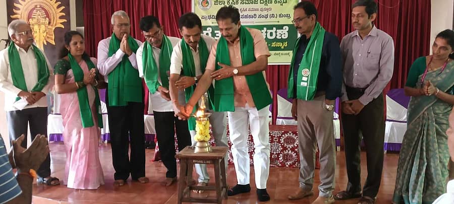 <div class="paragraphs"><p>ಪುತ್ತೂರು ತಾಲ್ಲೂಕಿನ ಕುಂಬ್ರದ ನವೋದಯ ರೈತ ಸಭಾಭವನದಲ್ಲಿ ನಡೆದ ರೈತ ದಿನಾಚರಣೆ, ವಿಚಾರ ಗೋಷ್ಠಿ-ಸಂವಾದ ಮತ್ತು ಸನ್ಮಾನ ಕಾರ್ಯಕ್ರಮವನ್ನು ವಿಜಯಕುಮಾರ್ ರೈ ಕೋರಂಗ ಉದ್ಘಾಟಿಸಿದರು</p></div>