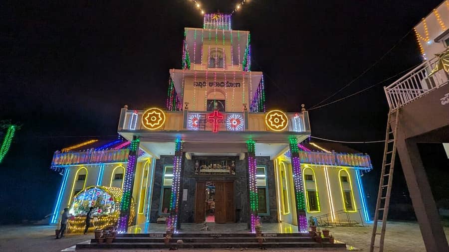 <div class="paragraphs"><p>ಚಾಮರಾಜನಗರದ ಬಿ.ರಾಚಯ್ಯ ಜೋಡಿ ರಸ್ತೆಯಲ್ಲಿರುವ ಸಂತಪೌಲರ ಚರ್ಚ್ ಕ್ರಿಸ್ಮಸ್ ಅಂಗವಾಗಿ ವಿದ್ಯುತ್ ದೀಪಾಲಂಕಾರದಿಂದ ಕಂಗೊಳಿಸುತ್ತಿರುವುದು</p></div>
