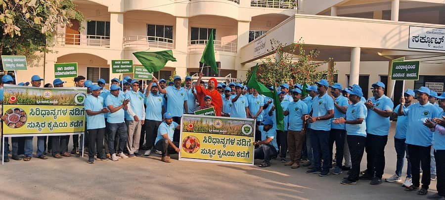 ‘ಅಂತರರಾಷ್ಟ್ರೀಯ ವಾಣಿಜ್ಯ ಮೇಳ–2026’ರ ಅಂಗವಾಗಿ ಕೃಷಿ ಇಲಾಖೆ ವತಿಯಿಂದ ಹಾವೇರಿಯಲ್ಲಿ ‘ಸಿರಿಧಾನ್ಯ ಜಾಥಾ’ ನಡೆಯಿತು. ಜಿಲ್ಲಾಧಿಕಾರಿ ವಿಜಯಮಹಾಂತೇಶ ದಾನಮ್ಮನವರ ಇದ್ದರು 