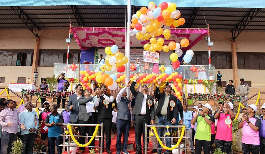 <div class="paragraphs"><p>ಬಾಗಲಕೋಟೆ ಜಿಲ್ಲಾ ಕ್ರೀಡಾಂಗಣದಲ್ಲಿ ಗುರುವಾರ ಹಮ್ಮಿಕೊಂಡಿದ್ದ ಕ್ರೀಡಾಕೂಟವನ್ನು ಜಿಲ್ಲಾಧಿಕಾರಿ ಸಂಗಪ್ಪ ಉದ್ಘಾಟಿಸಿದರು</p></div>