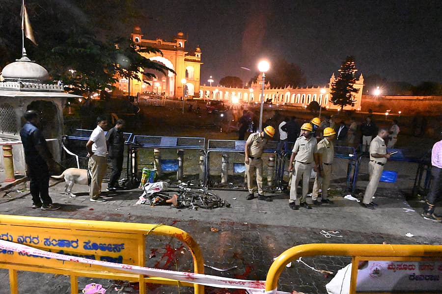 ಮೈಸೂರಿನ ಅಂಬಾವಿಲಾಸ ಅರಮನೆ ಮುಂಭಾಗದ ಜಯಮಾರ್ತಾಂಡ ದ್ವಾರದ ಬಳಿ, ಬಲೂನ್‌ಗೆ ಹೀಲಿಯಂ ಗ್ಯಾಸ್ ತುಂಬುವ ಸಿಲಿಂಡರ್ ಸ್ಫೋಟಗೊಂಡಿರುವ ಸ್ಥಳವನ್ನು ಪೊಲೀಸರು ಪರಿಶೀಲಿಸಿದರು
