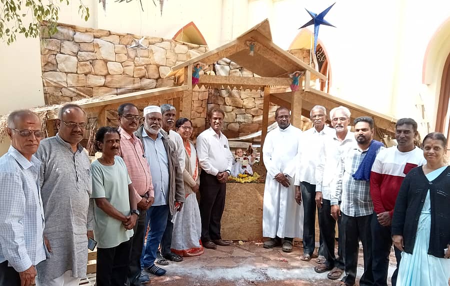 ಶ್ರೀರಂಗಪಟ್ಟಣ ಸಮೀಪದ ಗಂಜಾಂನ ಐತಿಹಾಸಿಕ ಅಬ್ಬೆ ಡುಬಾಯೀಸ್ ಚರ್ಚ್‌ನಲ್ಲಿ ಗುರುವಾರ ನಡೆದ ಕ್ರಿಸ್‌ಮಸ್‌ ಆಚರಣೆಯಲ್ಲಿ ಹಿಂದೂ ಮತ್ತು ಮುಸ್ಲಿಂ ಮುಖಂಡರು ಪಾಲ್ಗೊಂಡು ಚರ್ಚ್‌ನ ಫಾ. ಸಗಾಯ್‌ ಪುಷ್ಪರಾಜ್‌ ಅವರಿಗೆ ಶುಭ ಕೋರಿದರು