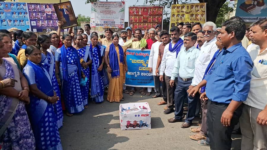 ಗದಗ ದಲಿತ ಸಂಘಟನೆಗಳ ಒಕ್ಕೂಟದಿಂದ ನಗರದ ಗಾಂಧಿ ವೃತ್ತದಲ್ಲಿ ಮನುಸ್ಮೃತಿ ದಹನ್ ದಿವಸ್ ಆಚರಿಸಲಾಯಿತು