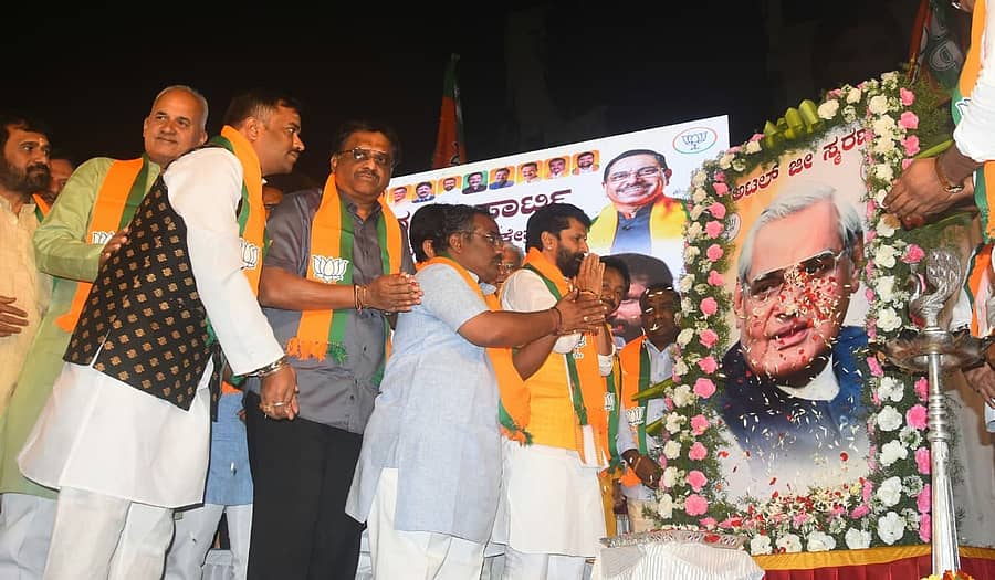 ಹುಬ್ಬಳ್ಳಿಯ ದುರ್ಗದಬೈಲ್ ವೃತ್ತದಲ್ಲಿ ಗುರುವಾರ ಏರ್ಪಡಿಸಿದ್ದ ‘ಸುಶಾಸನ ದಿನಾಚರಣೆ, ಅಟಲ್ ಸ್ಮರಣೆ’ ಕಾರ್ಯಕ್ರಮದಲ್ಲಿ ಸಿ.ಟಿ.ರವಿ ಅವರು ಅಟಲ್ ಬಿಹಾರಿ ವಾಜಪೇಯಿ ಅವರ ಭಾವಚಿತ್ರಕ್ಕೆ ಪುಷ್ಪನಮನ ಸಲ್ಲಿಸಿದರು
