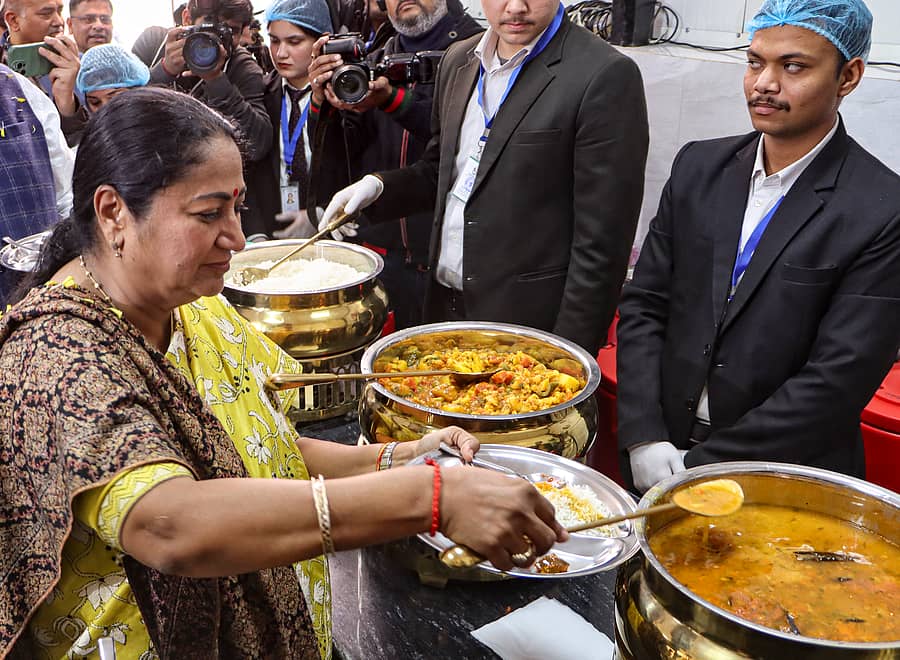 <div class="paragraphs"><p>ನವದೆಹಲಿಯಲ್ಲಿ ‘ಅಟಲ್ ಕ್ಯಾಂಟೀನ್’ ಅನ್ನು ಗುರುವಾರ ಉದ್ಘಾಟಿಸಿದ ಮುಖ್ಯಮಂತ್ರಿ ರೇಖಾ ಗುಪ್ತಾ ಅವರು ಆಹಾರದ ಗುಣಮಟ್ಟ ಪರೀಕ್ಷಿಸಿದರು</p></div>