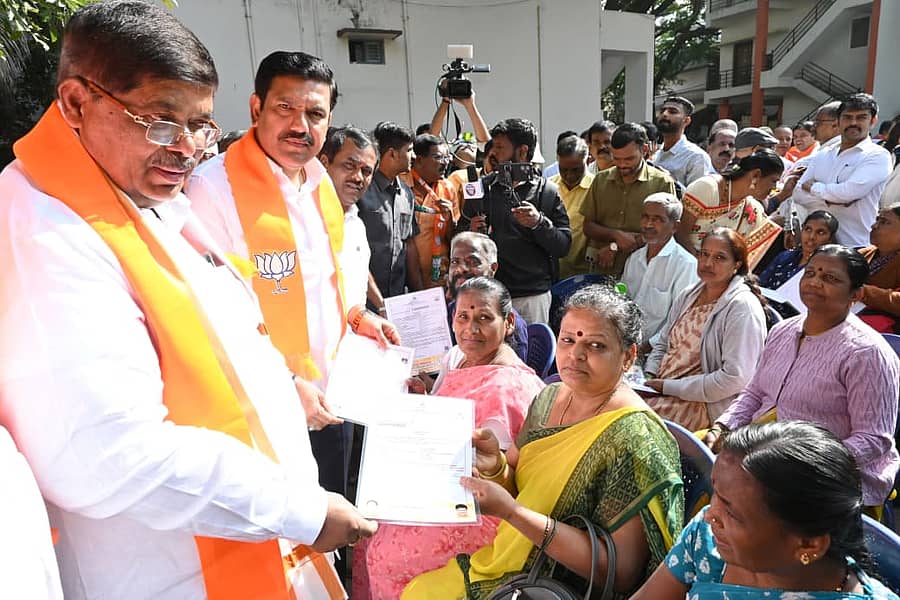 ಅಟಲ್ ಬಿಹಾರಿ ವಾಜಪೇಯಿ ಜನ್ಮ ದಿನಾಚರಣೆ ಕಾರ್ಯಕ್ರಮದಲ್ಲಿ ವಿವಿಧ ಫಲಾನುಭವಿಗಳಿಗೆ ಸೌಲಭ್ಯದ ಪ್ರಮಾಣಪತ್ರವನ್ನು ಕೆ. ಗೋಪಾಲಯ್ಯ, ಬಿ.ವೈ. ವಿಜಯೇಂದ್ರ ವಿತರಿಸಿದರು