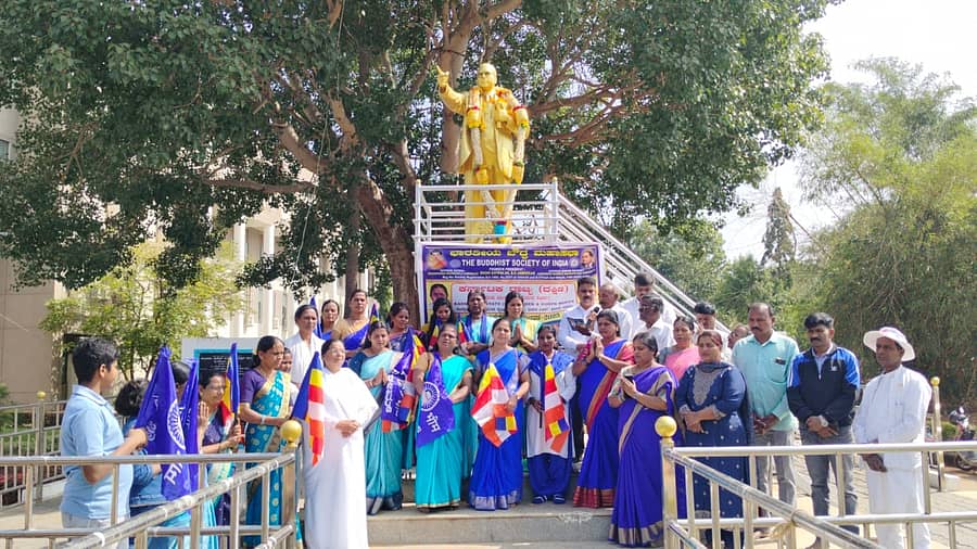 ಚಾಮರಾಜನಗರದ ಜಿಲ್ಲಾಡಳಿತ ಭವನದ ಡಾ.ಬಿ.ಆರ್.ಅಂಬೇಡ್ಕರ್ ಪ್ರತಿಮೆ ಮುಂಭಾಗ ಭಾರತೀಯ ಬೌದ್ಧ ಮಹಾಸಭಾ ವತಿಯಿಂದ ಗುರುವಾರ ಮಹಿಳಾ ವಿಮೋಚನಾ ದಿನ ಆಚರಿಸಲಾಯಿತು