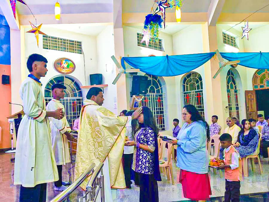 ಕೊಪ್ಪಳದ ಎಸ್‌ಎಫ್‌ಎಸ್‌ ಚರ್ಚ್‌ನಲ್ಲಿ ಫಾದರ್‌ ಜಬಮಲೈ ಎ. ಅವರು ಕ್ರಿಸ್‌ಮಸ್‌ ಅಂಗವಾಗಿ  ಸಮುದಾಯದ ಜನರಿಗೆ ಆಶೀರ್ವಾದ ಮಾಡಿದರು