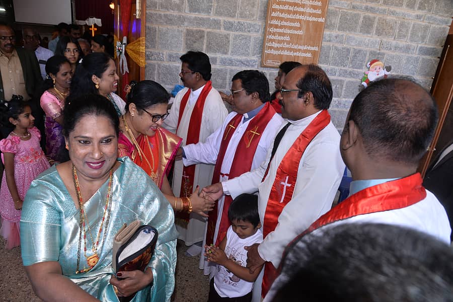 ಕೋಲಾರದ ಮೆಥೋಡಿಸ್ಟ್ ಚರ್ಚ್ನಲ್ಲಿ ಧರ್ಮಗುರುಗಳಿಂದ ಶುಭಾಶಯ ವಿನಿಮಯ