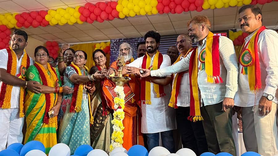 ದಾವಣಗೆರೆಯ ಕುವೆಂಪು ಕನ್ನಡ ಭವನದಲ್ಲಿ ಕರ್ನಾಟಕ ಯುವರಕ್ಷಣಾ ವೇದಿಕೆಯ ಗುರುವಾರ ಆಯೋಜಿಸಿದ್ದ ಸಮಾರಂಭವನ್ನು ‘ಇನ್ಸೈಟ್ ಐಎಎಸ್’ ಸಂಸ್ಥೆಯ ಸಂಸ್ಥಾಪಕ ಜಿ.ಬಿ.ವಿನಯ್ ಕುಮಾರ್ ಉದ್ಘಾಟಿಸಿದರು