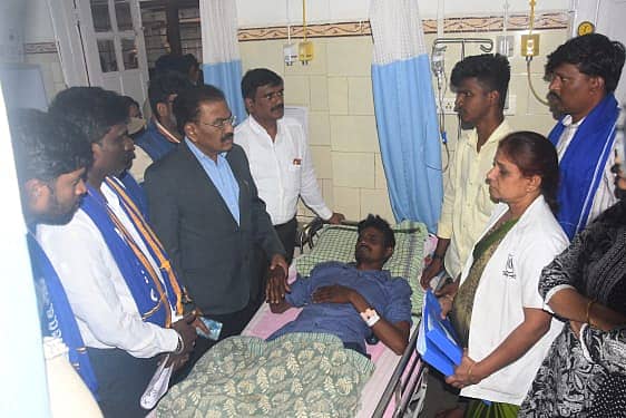 <div class="paragraphs"><p>ಹುಬ್ಬಳ್ಳಿ ತಾಲ್ಲೂಕಿನ ಇನಾಂ ವೀರಾಪುರ ಗ್ರಾಮದಲ್ಲಿ ದೌರ್ಜನ್ಯಕ್ಕೆ ಒಳಗಾದ ಸಂತ್ರಸ್ತ ಕುಟುಂಬದವರನ್ನು ರಾಜ್ಯ ಅನುಸೂಚಿತ ಜಾತಿಗಳು‌ ಹಾಗೂ ಅನುಸೂಚಿತ ಬುಡಕಟ್ಟುಗಳು ಆಯೋಗದ ಅಧ್ಯಕ್ಷ ಡಾ. ಎಲ್. ಮೂರ್ತಿ ಅವರು ಹುಬ್ಬಳ್ಳಿಯ ವಿವೇಕಾನಂದ ಆಸ್ಪತ್ರೆಯಲ್ಲಿ ಗುರುವಾರ ಭೇಟಿ ಮಾಡಿ, ಆರೋಗ್ಯ ವಿಚಾರಿಸಿದರು</p></div>