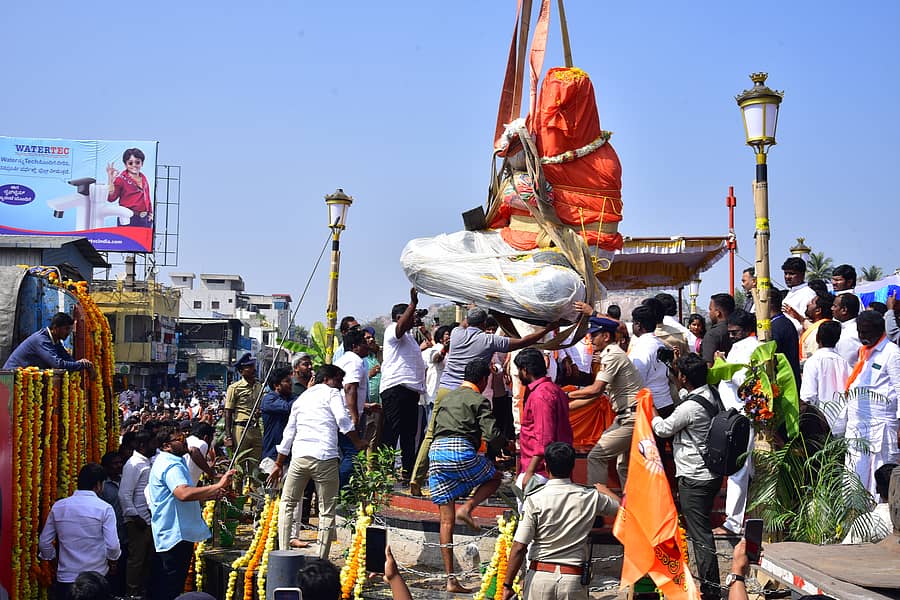 ಜ. 3ರಂದು ಬಳ್ಳಾರಿಯ ವಾಲ್ಮೀಕಿ ವೃತ್ತದಲ್ಲಿ ಪ್ರತಿಷ್ಠಾಪನೆಯಾಗಲಿರುವ, ಖ್ಯಾತ ಶಿಲ್ಪಿ ಅರುಣ್ ಯೋಗಿ ರಾಜ್ ಅವರ ಕೆತ್ತನೆಯಲ್ಲಿ ಮೂಡಿ ಬಂದಿರುವ ಮಹರ್ಷಿ ವಾಲ್ಮೀಕಿ ಪ್ರತಿಯನ್ನು ಗುರುವಾರ ಬಳ್ಳಾರಿ ನಗರಕ್ಕೆ ಭವ್ಯವಾಗಿ ತರಲಾಯಿತು.