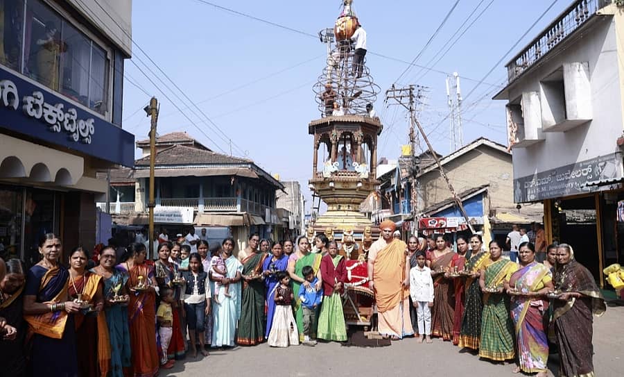 ಬೈಲಹೊಂಗಲ ಶ್ರೀ ಗುರು ಮಡಿವಾಳೇಶ್ವರ ಮಠದ ಮಹಾರಥೋತ್ಸವ ಅಂಗವಾಗಿ ಕಳಸಾರೋಹಣ ಜರುಗಿತು. ಮಡಿವಾಳೇಶ್ವರ ಸ್ವಾಮೀಜಿ, ಶಿವಬಸಪ್ಪ ತುರಮರಿ, ಜಗದೀಶ ಕೊತಂಬರಿ, ಮಹಾಂತೇಶ ಅಕ್ಕಿ, ಮಲ್ಲವ್ವ ಹೊಸಮನಿ, ರುದ್ರಮ್ಮ ಚಲವಾದಿ ಇದ್ದರು