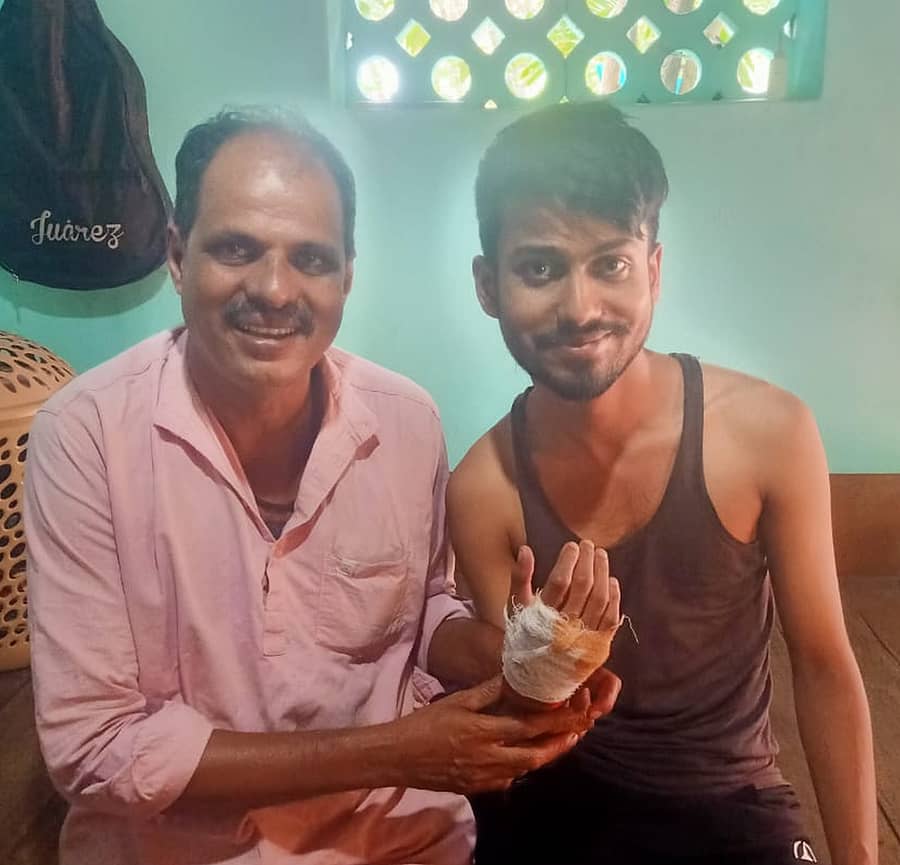 ಚಿತ್ರದುರ್ಗದಲ್ಲಿ ನಡೆದ ಬಸ್ ಅಪಘಾತದಲ್ಲಿ ಪ್ರಾಣಾಪಾಯದಿಂದ ಪಾರಾಗಿ ಬಂದಿರುವ ವಿಜಯ ದೇಶಭಂಡಾರಿ (ಎಡಬದಿ) ಜೊತೆಗೆ ಆತನ ಸಹೋದರ ಮಾವ ಮಹೇಶ ದೇಶಭಂಡಾರಿ