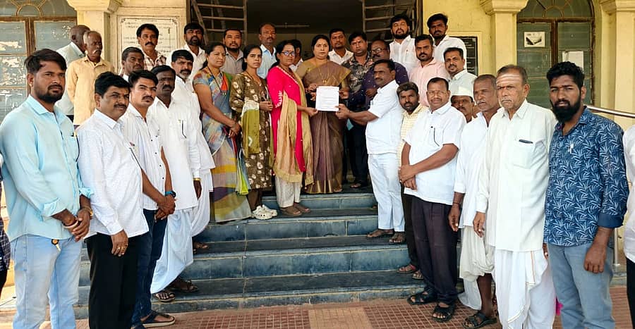 ಮುದ್ದೇಬಿಹಾಳ ಪಟ್ಟಣದ ತಹಶೀಲ್ದಾರ್ ಕಚೇರಿಗೆ ಬುಧವಾರ ಆಗಮಿಸಿದ್ದ ಬಿಜೆಪಿ ಕಾರ್ಯಕರ್ತರು ದ್ವೇಷ ಭಾಷಣ ಮತ್ತು ದ್ವೇಷ ಅಪರಾಧಗಳ ಪ್ರತಿಬಂಧಕ ವಿಧೇಯಕ 2025 ವಿರುದ್ಧ ಪ್ರತಿಭಟನೆ ನಡೆಸಿ ತಹಶೀಲ್ದಾರ್ ಕೀರ್ತಿ ಚಾಲಕ್ ಅವರಿಗೆ ಮನವಿ ಸಲ್ಲಿಸಿದರು