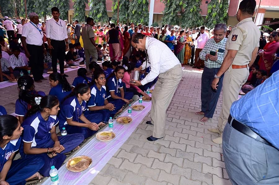 ಕುಣಿಗಲ್ ಬಿಜಿಎಸ್ ಶಾಲೆಯ ಮಾತೃ ಭೋಜನಾ ಕಾರ್ಯಕ್ರಮದಲ್ಲಿ ಸಂಸದ ಡಾ.ಸಿ.ಎನ್.ಮಂಜುನಾಥ್ ಮಕ್ಕಳಿಗೆ ಊಟ ಬಡಿಸಿದರು