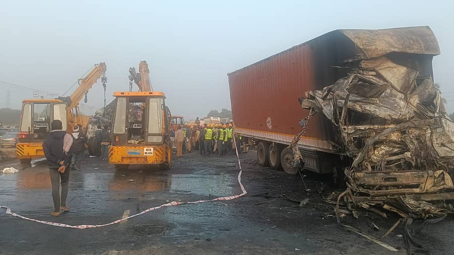 <div class="paragraphs"><p>ಅಪಘಾತದಲ್ಲಿ ಹಾನಿಯಾಗಿರುವ ಕಂಟೈನರ್</p></div>