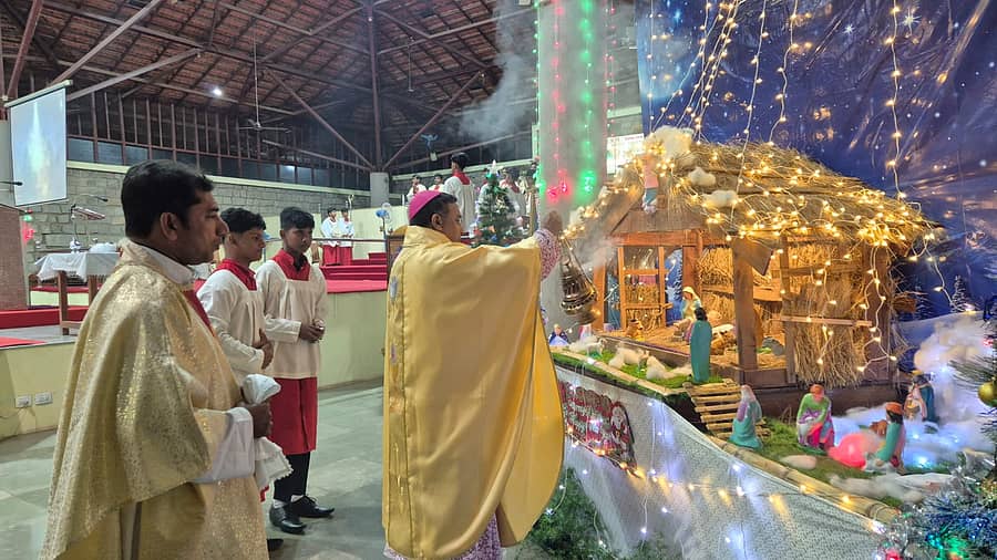 ಕ್ರಿಸ್ಮಸ್ ಅಂಗವಾಗಿ ಕಾರವಾರದ ಕ್ಯಾಥಡ್ರಲ್ ಚರ್ಚ್ನಲ್ಲಿ ನಿರ್ಮಿಸಿದ ಗೋದಲಿಗೆ ಕಾರವಾರ ಕ್ಯಾಥೊಲಿಕ್ ಧರ್ಮಪ್ರಾಂತ್ಯದ ಧರ್ಮಾಧ್ಯಕ್ಷ ಡುಮಿಂಗ್ ಡಯಾಸ್ ಅವರು ಪೂಜೆ ಸಲ್ಲಿಸಿದರು