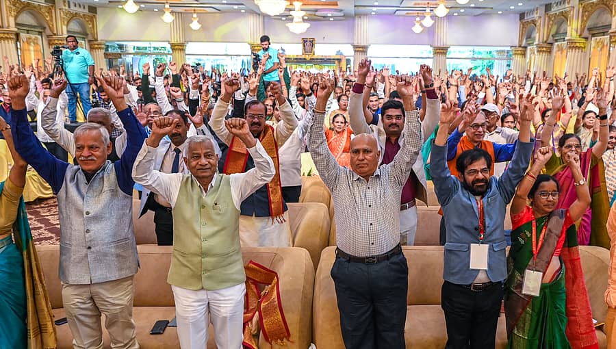 ವಚನಾನಂದ ಸ್ವಾಮೀಜಿ ಅವರ ಮಾರ್ಗದರ್ಶನದಲ್ಲಿ ಪ್ರೇಕ್ಷಕರು ಯೋಗ ಹಾಗೂ ಪ್ರಾಣಾಯಾಮ ಮಾಡಿದರು
ಪ್ರಜಾವಾಣಿ ಚಿತ್ರಗಳು