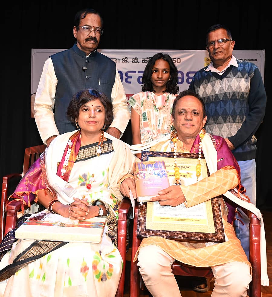 ಜಿ.ಬಿ. ಹರೀಶ ಮತ್ತು ಪತ್ನಿ ಗಿರಿಜಾ ರೈಕ್ವ ಅವರನ್ನು ಸನ್ಮಾನಿಸಲಾಯಿತು. ಮಲ್ಲೇಪುರಂ ಜಿ. ವೆಂಕಟೇಶ್, ವಿಹಾ ರೈಕ್ವ, ಬಸವರಾಜ ಕಲ್ಗುಡಿ ಉಪಸ್ಥಿತರಿದ್ದರು.
ಪ್ರಜಾವಾಣಿ ಚಿತ್ರ