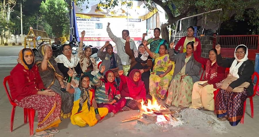 ವಿಜಯಪುರದಲ್ಲಿ ಸರ್ಕಾರಿ ವೈದ್ಯಕೀಯ ಕಾಲೇಜು ಸ್ಥಾಪಿಸಲು ಆಗ್ರಹಿಸಿ ಮಹಿಳೆಯರು ಚಳಿಯನ್ನು ಲೆಕ್ಕಿಸದೇ ಆಹೋರಾತ್ರಿ ಧರಣಿ ನಡೆಸಿದರು